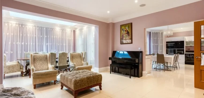 7 Bed Villa For Sale in Fulmer Common Road, Fulmer SL3